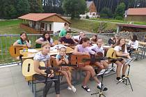 Kytarový camp na Mikulčině vrchu absolvovalo 42 kytaristů z Uherského Brod i hvězda SuperStar.