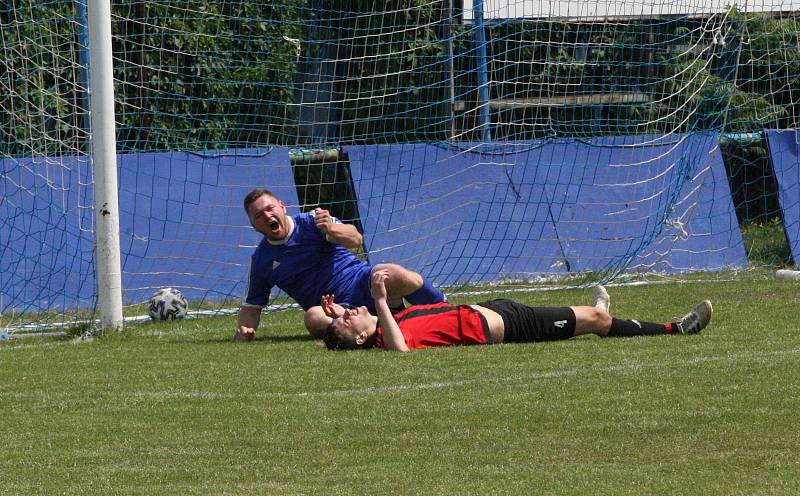 Fotbalisté Kunovic (modré dresy) ve 23. kole krajské I. A třídy skupiny B doma remizovali se Zlechovem 2:2.