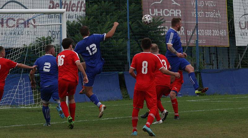 Fotbalisté Kunovic (modré dresy) ve 3. kole krajské I. A třídy skupiny B podlehli Újezdci 1:4.