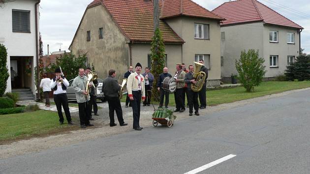 S absencí chodníků se potýkají i organizátoři hodů. Průchod krojovaných obcí je totiž nebezpečný.