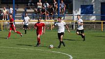 Fotbalisté Ořechova (bílé dresy) v prvním zápase nové sezony zdolali Uherský Ostroh 7:2.