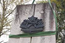 Na nové místo v parku přenesl autojeřáb v úterý 5. října třítunový památník obětem druhé světové války ve Slavkově na Uherskobrodsku.