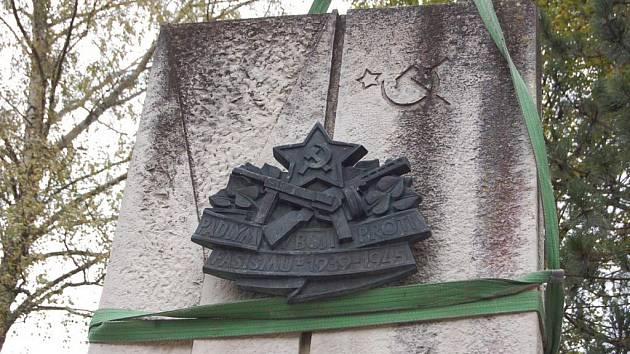 Na nové místo v parku přenesl autojeřáb v úterý 5. října třítunový památník obětem druhé světové války ve Slavkově na Uherskobrodsku.