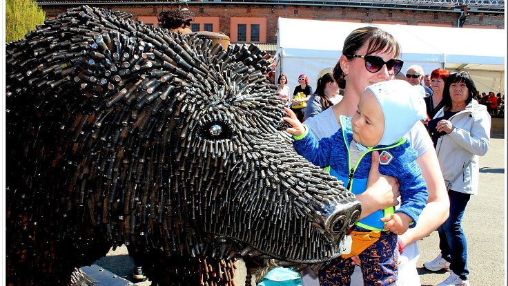 V Kovozoo Staré Město oslavili Den Země křtem medvědice kodiaka jménem Berta