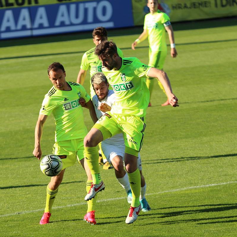 Fotbalisté Slovácka (v bílých dresech) ve 27. kole FORTUNA:LIGY hostili Karvinou. Utkání se zase hrálo téměř bez diváků.