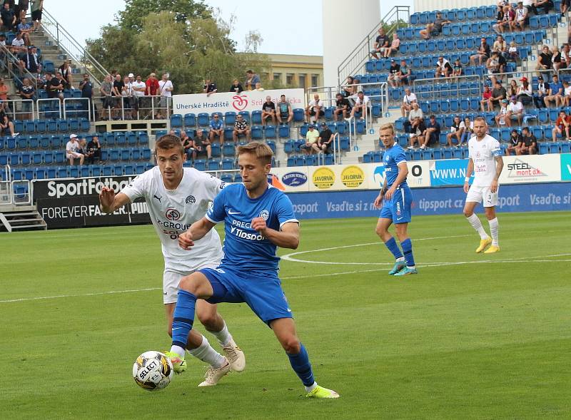 Fotbalisté Slovácka (bílé dresy) v 5. kole FORTUNA:LIGY vyzvali Slovan Liberec.