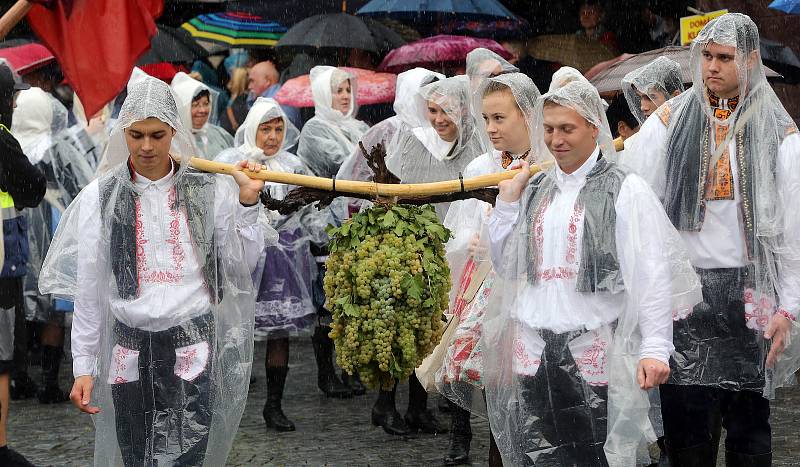 Tradičnímu defilé na Masarykově náměstí nepřálo počasí.