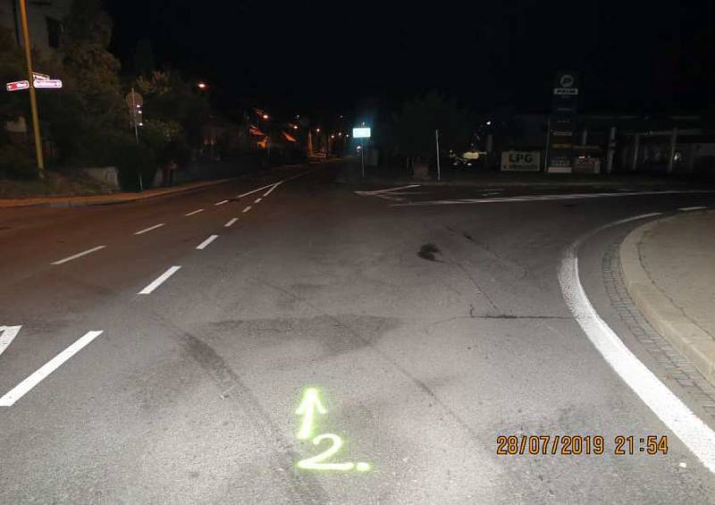 Křižovatka, kde neznámý řidič srazil cyklistku.
