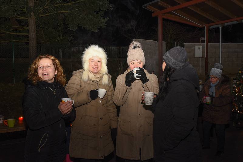 Také ve Véskách se konalo Česko zpívá koledy. Na hřišti se sešlo asi 70 účastníků, kteří společně s Českým rozhlasem zazpívali koledy, ochutnali cukroví, čaj i svařené víno. Sešli se všechny věkové kategorie, nejmladším účastníkům, dvojčátkům Markovi a Da