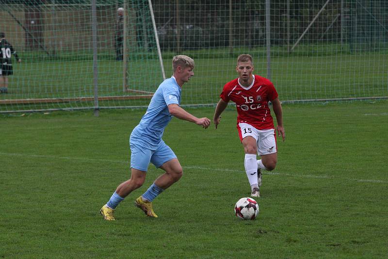 Fotbalisté Uherského Brodu (červené dresy) v 9. kole MSFL remizovali se Slováckem B 0:0.