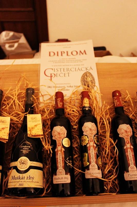 Na mezinárodní výstavě Cisterciácká pečeť se sešly tři stovky znalců i příležitostných ochutnávačů degustátory hodnocených mešních a košer vín.