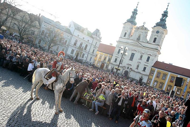 Žehnání svatomartinských vín na náměstí v Uherském Hradišti.