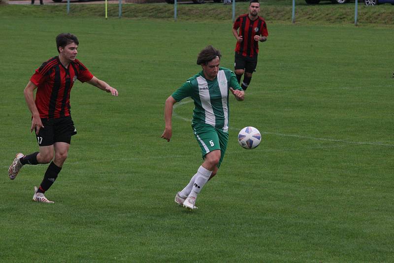 Fotbalisté Zlechova (červenočerné dresy) v 6. kole I. B třídy skupiny C zdolali Ostrožskou Novou Ves 1:0.