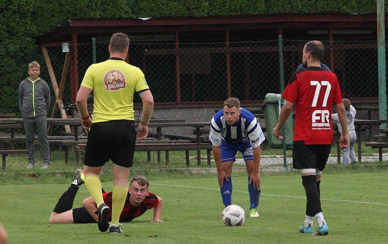 Fotbalisté Zlechova (červené dresy) prohráli ve 2. kole krajského poháru s Nedachlebicemi 1:2 na penalty.