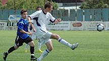 V přímém souboji o postup do MSFL domácí fotbalisté 1. FC Slovácka B (v bílém) zdolali Žďár nad Sázavou 5:1 (2:0)