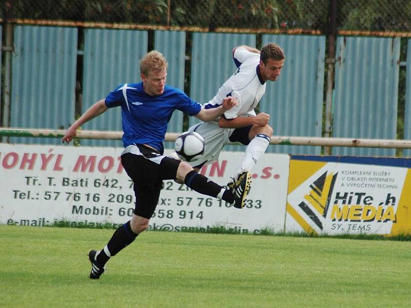 V přímém souboji o postup do MSFL domácí fotbalisté 1. FC Slovácka B (v bílém) zdolali Žďár nad Sázavou 5:1 (2:0)