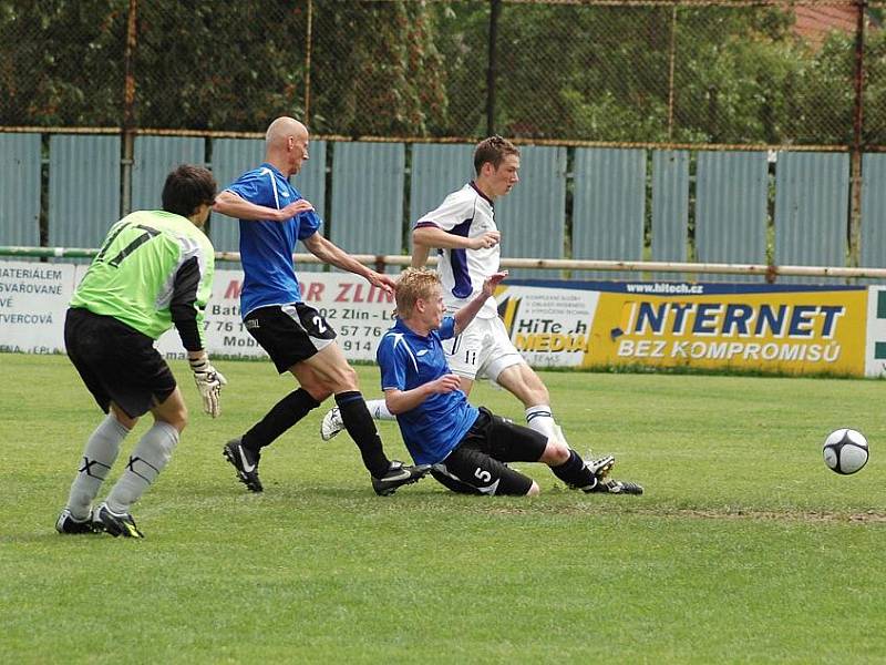 V přímém souboji o postup do MSFL domácí fotbalisté 1. FC Slovácka B (v bílém) zdolali Žďár nad Sázavou 5:1 (2:0)