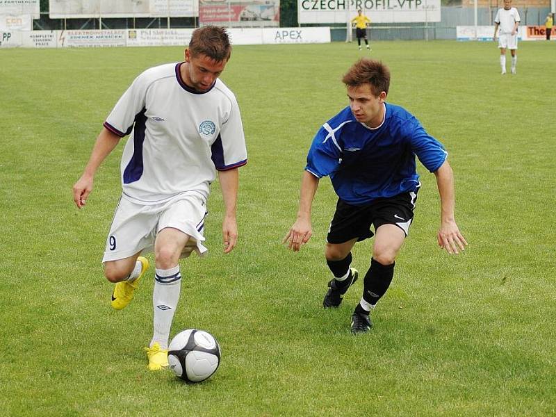 V přímém souboji o postup do MSFL domácí fotbalisté 1. FC Slovácka B (v bílém) zdolali Žďár nad Sázavou 5:1 (2:0)