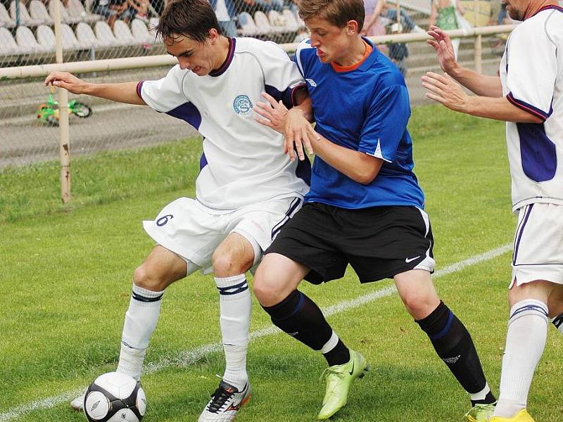 V přímém souboji o postup do MSFL domácí fotbalisté 1. FC Slovácka B (v bílém) zdolali Žďár nad Sázavou 5:1 (2:0)