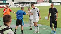 V přímém souboji o postup do MSFL domácí fotbalisté 1. FC Slovácka B (v bílém) zdolali Žďár nad Sázavou 5:1 (2:0)