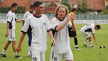 V přímém souboji o postup do MSFL domácí fotbalisté 1. FC Slovácka B (v bílém) zdolali Žďár nad Sázavou 5:1 (2:0)