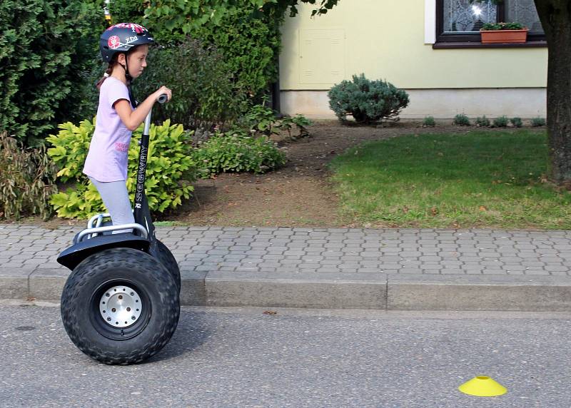 HOLD MOŠTU. V Huštěnovicích si přišli na své milovníci jablečného moštu, burčáku, vína a dobré zábavy.