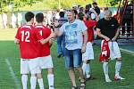 Stanislav Josefík (v červeném) se v posledním duelu s Valašským Meziříčím snaží uniknout svému strážci.