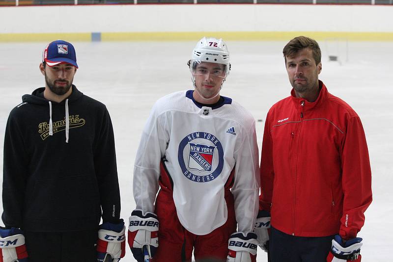 Hokejový útočník New Yorku Rangers Filip Chytil se společně se svým agentem Jaroslavem Balaštíkem a starším bratrem Liborem trénoval na zimním stadionu v Uherském Hradišti.