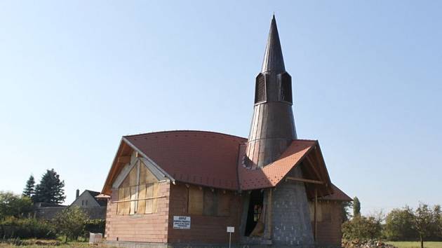 Kaple Andělů strážných vyrůstá na okraji Kudlovic.