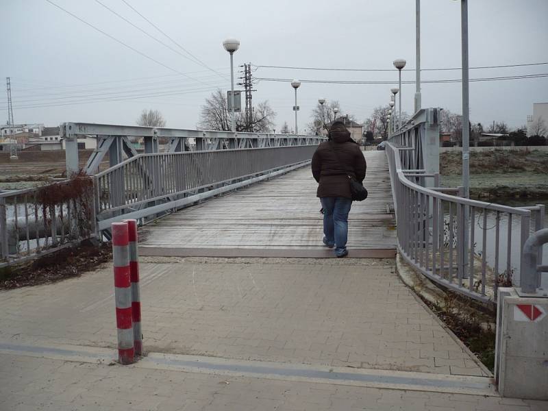 Trasa mezi Uherským Hradištěm a Starým Městem, kterou denně využívají stovky lidí, je dočasně zprovozněna.