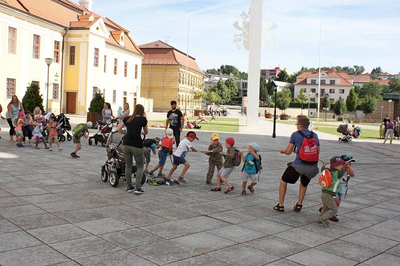 LETNÍ KURZ. V poutním Velehradě se jej zúčastnilo 77 manželských párů, které zde obnovily při slavnostní bohoslužbě manželský slib. O jejich děti se v průběhu kurzu starali mladí pečovatelé. 