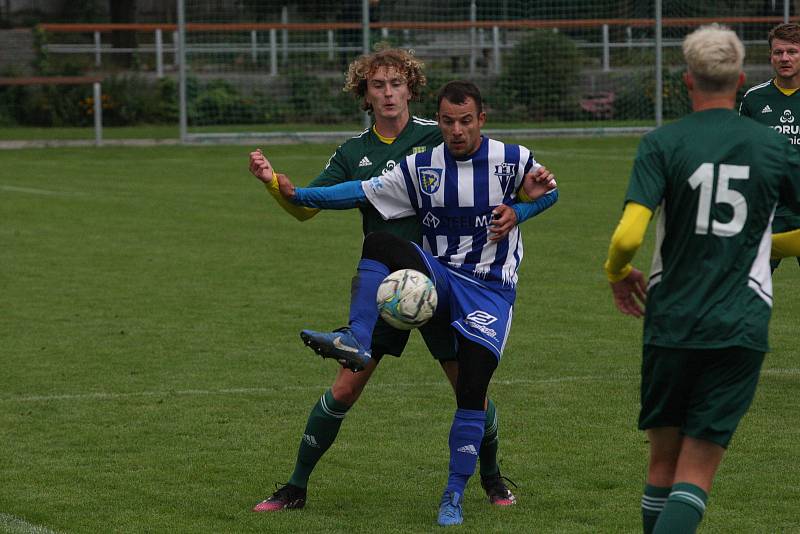 Fotbalisté Nivnice (zelené dresy) doma otočili zápas 7. kola I. A třídy skupiny B, Nedachlebice zdolali 2:1.