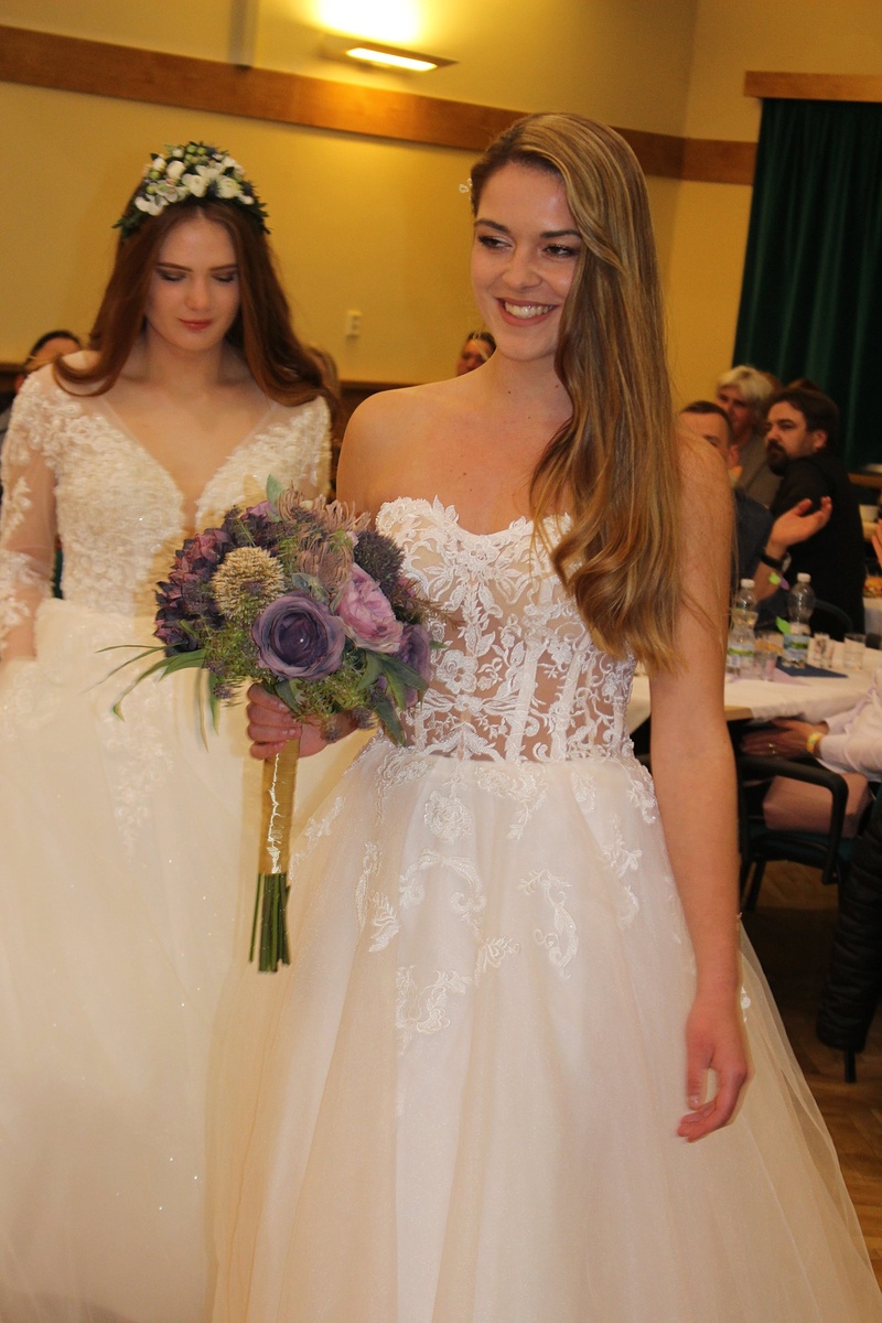 Módní přehlídka svatebních šatů vyšperkovala košt pálenek v Nivnici -  Slovácký deník