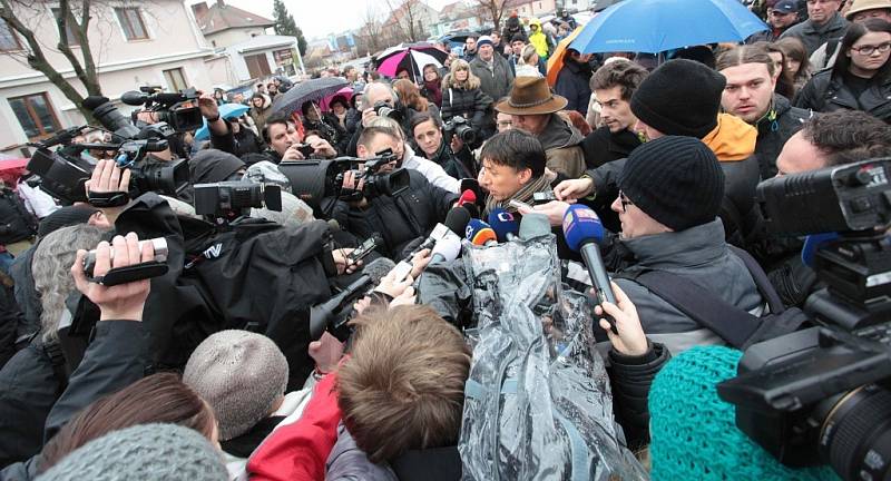 Pietního aktu na místě tragédie v Uherském Brodě se zúčastnily stovky lidí.