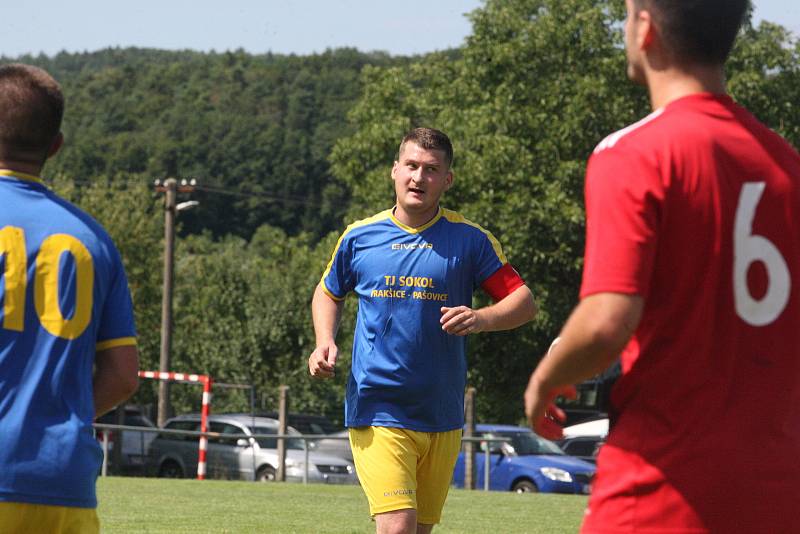 Fotbalisté Prakšic (modré dresy) vstoupili do nové sezony domácí výhrou nad Babicemi 1:0.