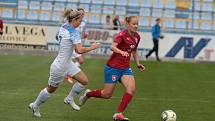 České fotbalistky (v červených dresech) porazily na stadionu Širůch ve Starém Městě Slovensko 2:0