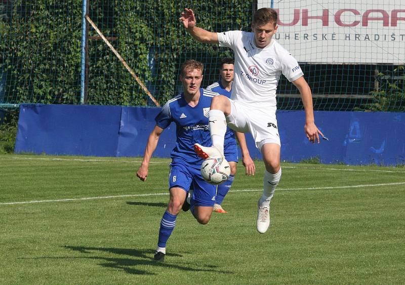 Fotbalisté Slovácka B (bílé dresy) v 6. kole MSFL podlehli Uničovu 1:2.