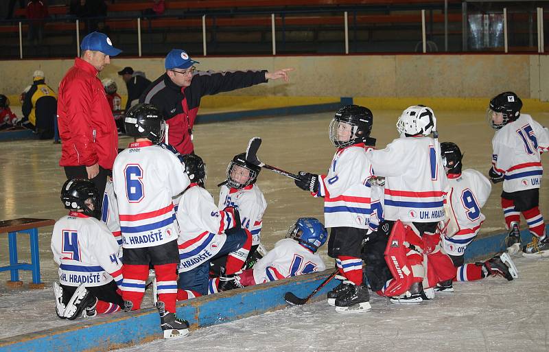 Velká radost ze hry byla vidět na všech malých hokejistech, kteří se v sobotu 18. listopadu zúčastnili v Uherském Hradišti turnaje 2. tříd. Domácím Hradišťanům se dařilo, s Brumovem a Uherským Ostrohem vyhráli všechny čtyři zápasy. (ms)