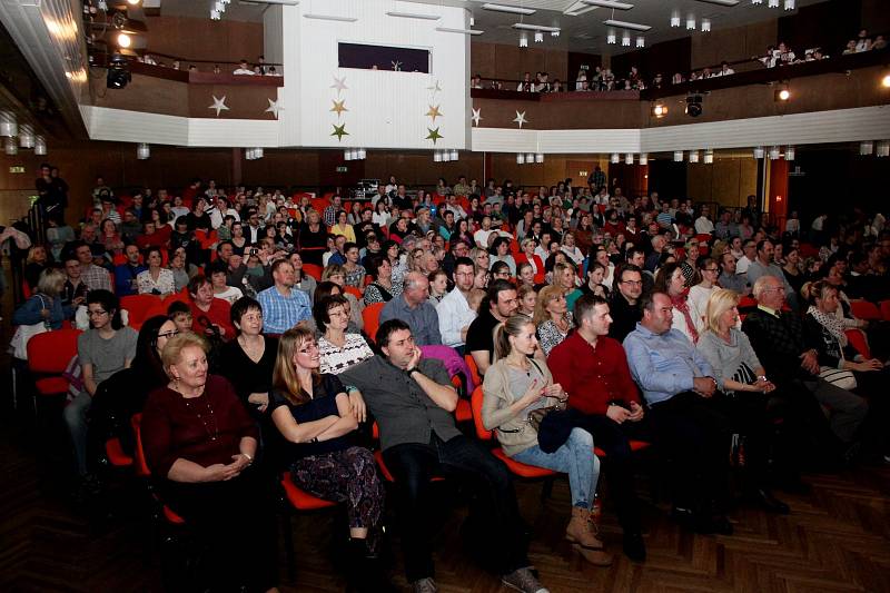 Třináct dětských folklorních souborů roztleskalo čtyři stovky diváků.