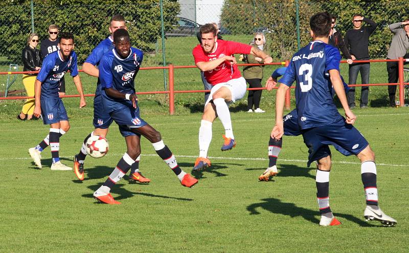 Fotbalisté Uherského Brodu (v červených dresech) podlehli v 10. kole MSFL vedoucí Líšni 0:4.