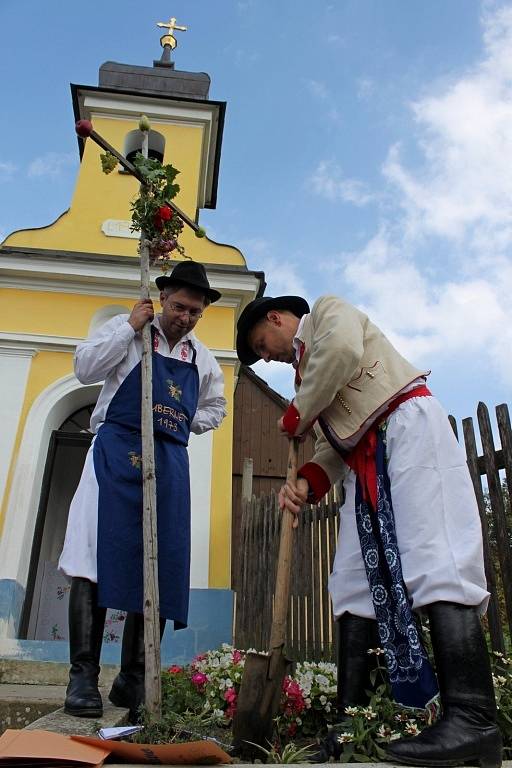 Komponovaný program se odehrával pod starobylou kapličkou v centru obce.