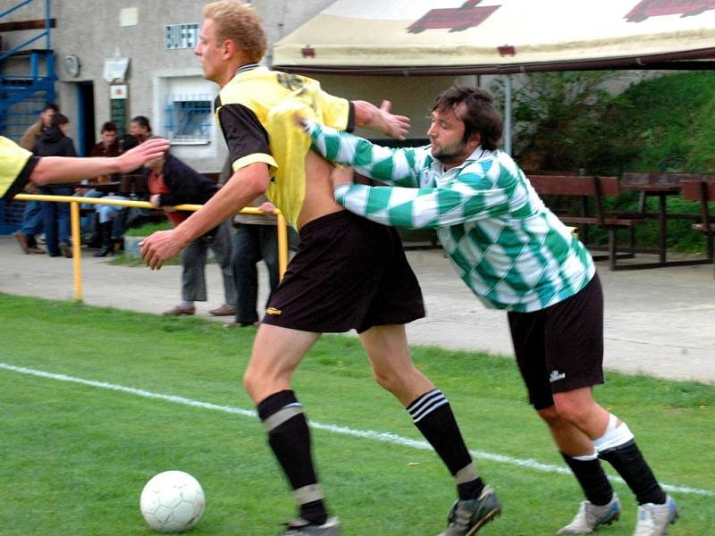 V duelu béček Uh. Ostrohu (ve žlutém) a O. N. Vsi branka nepadla.