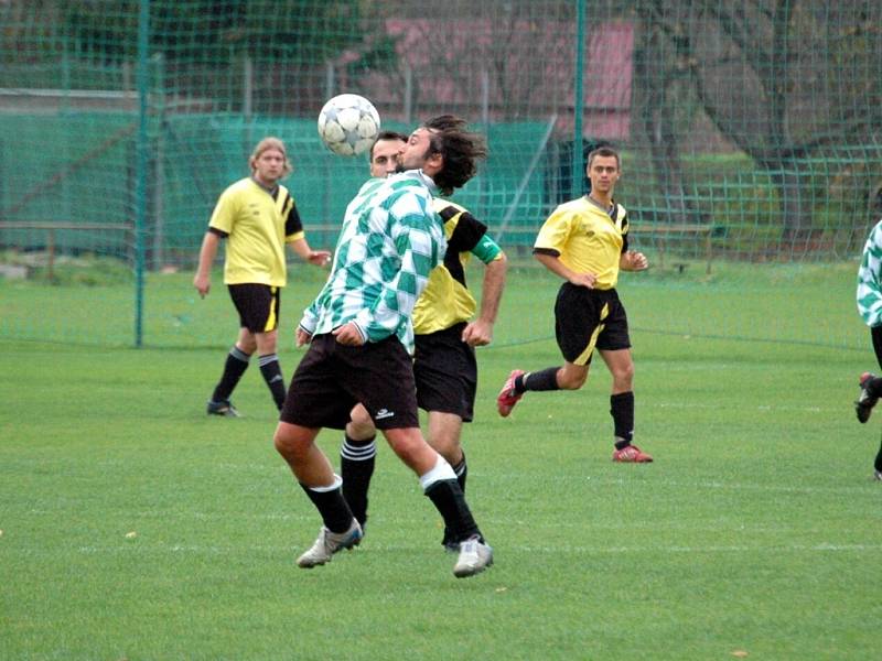 V duelu béček Uh. Ostrohu (ve žlutém) a O. N. Vsi branka nepadla.