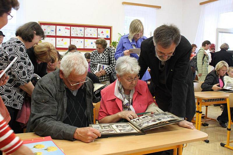 Listy kronik přiblížili návštěvníkům historii kněžpolského školství. Na snímku druhá zprava je dcera někdejšího ředitele školy Anna Sládková. 