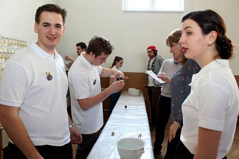 V sadském kulturním domě se uskutečnil 17. derflanský košt slivovice, ostatních pálenek a likérů.