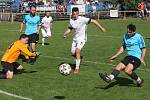 Fotbalisté Ořechova (bílé dresy) v hodovém derby porazili Polešovice 2:0.