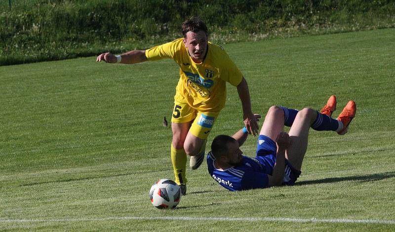 Fotbalisté Strání (žluté dresy) ve 22. kole divize E podlehli Šumperku 1:3 a v tabulce klesli na poslední místo.