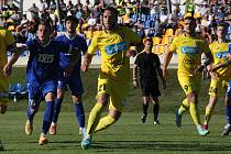 Fotbalisté Strání (žluté dresy) v posledním domácím zápase letošní sezony podlehli Slavičínu 0:1 a po pěti letech sestupují z divize.