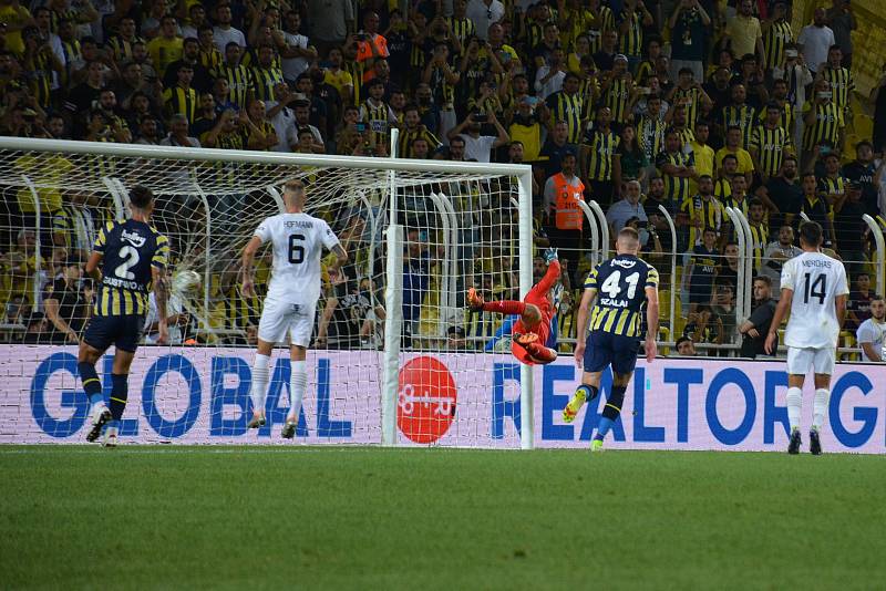 Fotbalisté Slovácka (bílé dresy) ve čtvrtek večer vyzvalo Fenerbahce Istanbul. Foto: 1. FC Slovácko