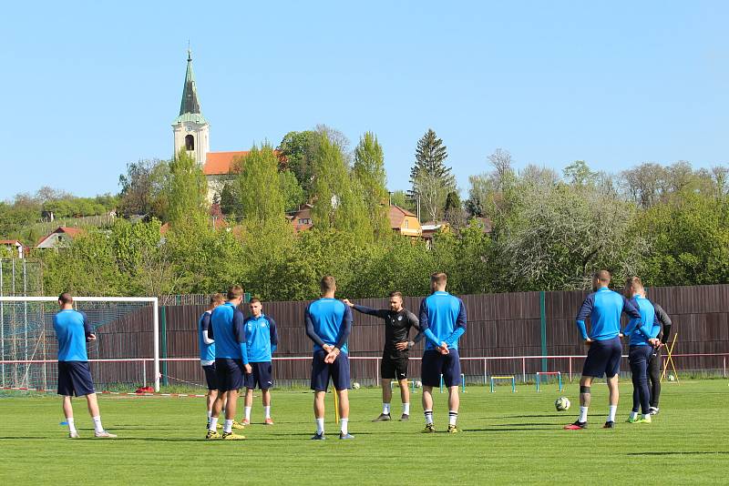 Fotbalisté Slovácka na hřišti v Sadech začali se společným tréninkem. 27. dubna 2020